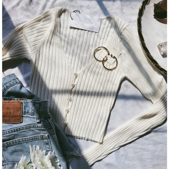 🆕️The Lorraine// Ivory pearl button crop top - Picture 5 of 9